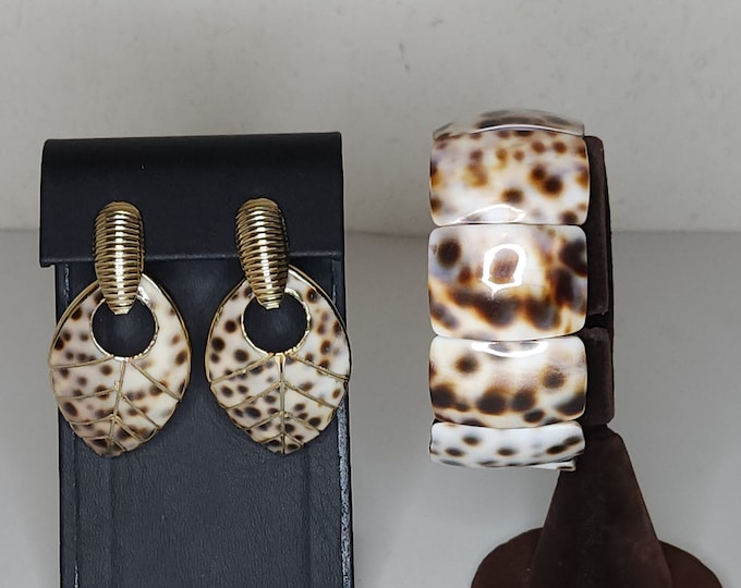 Vintage Cowrie Shell Earrings and Stretch Bracelet Set B-5-58