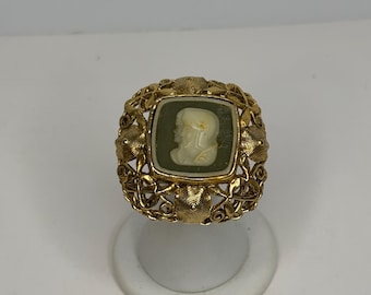 Vintage Green Acrylic Double Profile Warrior/Priest Cameo Gold Tone Brooch/Pin D-8-93