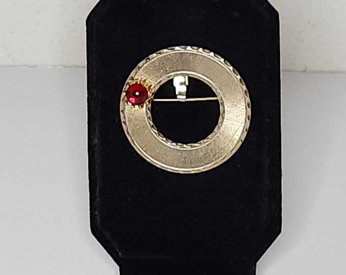 Vintage Beaujewels Signed Gold Tone Textured Circle Ring with Red Cabochon Brooch Pin C-8-98