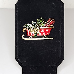 Vintage Hobé gesigneerde goudkleurige slee met cadeautjes broche pin B-4-36