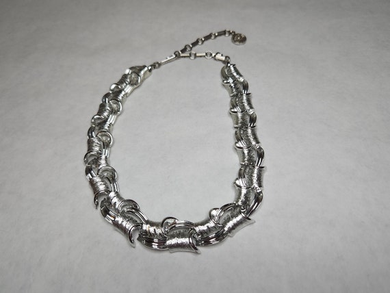 Vintage Lisner Signed Silver Tone Smooth and Text… - image 3