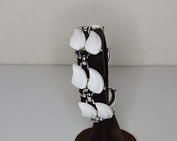 Vintage Claudette Signed White Lucite Thermaset Leaf Shaped and Silver Tone Link Bracelet D-2-42