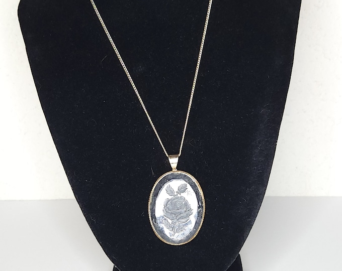 Vintage Lucite Rose Intaglio Oval with Gold Tone Frame Pendant Necklace B-2-8