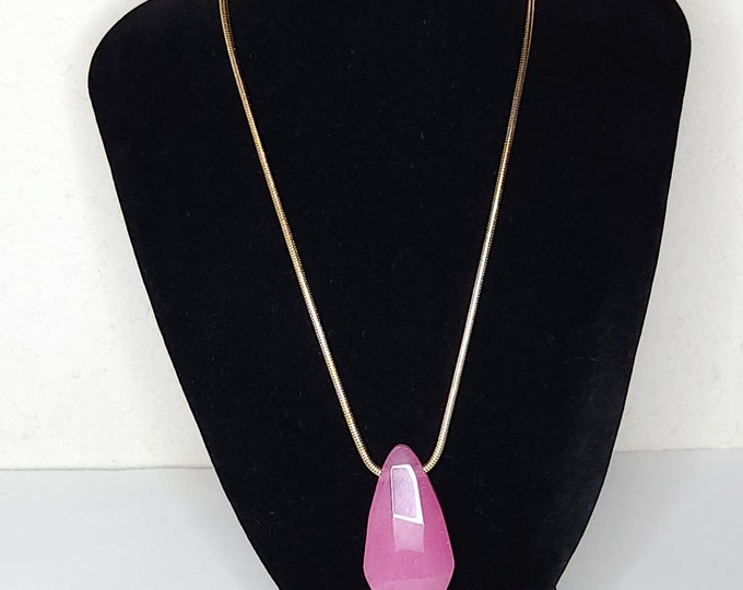 Vintage Dana Buchman Signed Pink Dyed Stone Teardrop on Gold Tone Snake Chain Necklace C-6-19