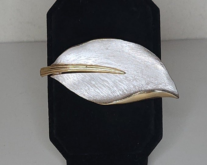 Vintage Pastelli Signed Gold Tone and White Brushed Leaf Brooch Pin B-5-52