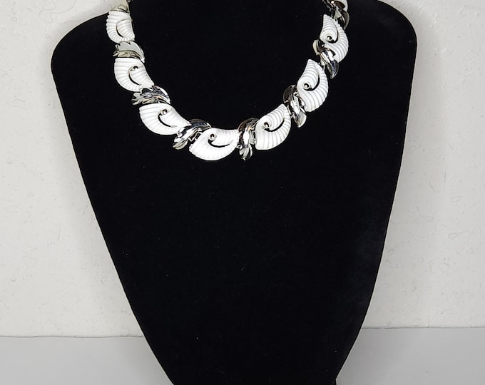 Vintage White Seashell Shaped and Silver Tone Leaves Link Necklace D-1-6