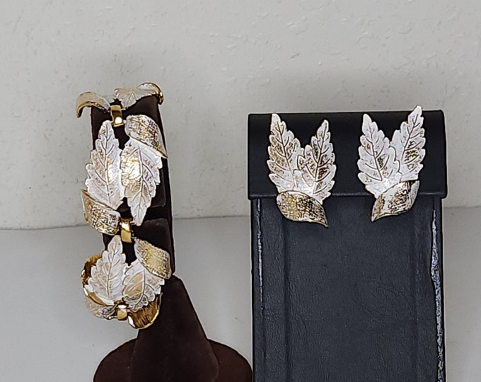 Vintage Gold Tone Leaves with Brushed White Finish Link Bracelet and Clip-On Earrings Set C-6-49