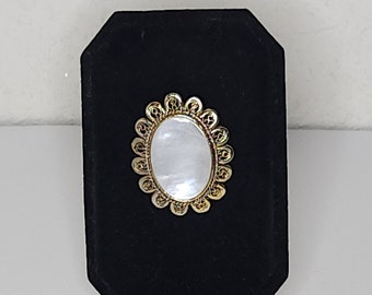 Broche Ou Pendentif Ovale Vintage – Altuglas Avec Incrustations De Nacre – Années 1970, Style Rétro