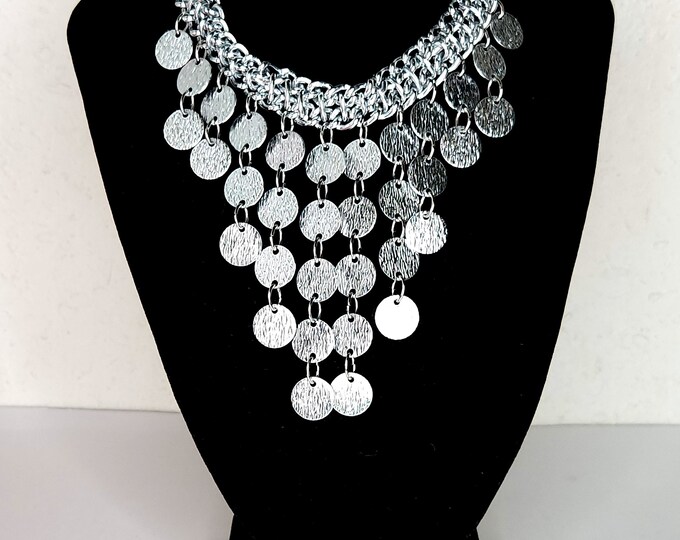 Vintage Sarah Coventry Signed Silver Tone Textured Disc Fringe Bib Necklace D-4-46