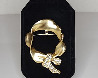Vintage Brushed Gold Tone Ribbon Wreath Brooch Pin with Rhinestone Bow A-9-50