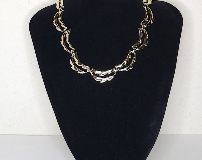 Vintage Gold Tone Leaf Design Scalloped Link Necklace C-5-91