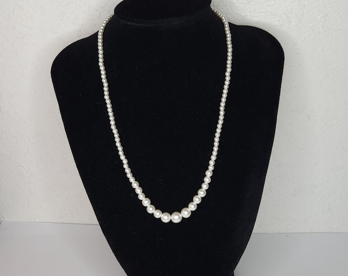 Vintage Faux Pearl Graduated Beaded Necklace D-3-18