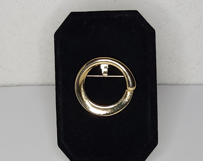 Vintage Monet Signed Gold Tone Overlapping Round Ring Brooch Pin C-1-32