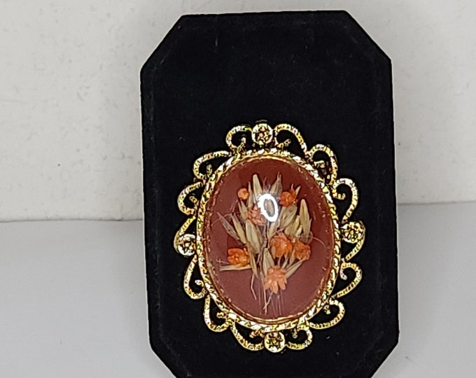 Vintage Gold Tone Oval Brooch Pin with Dried Flowers C-6-57