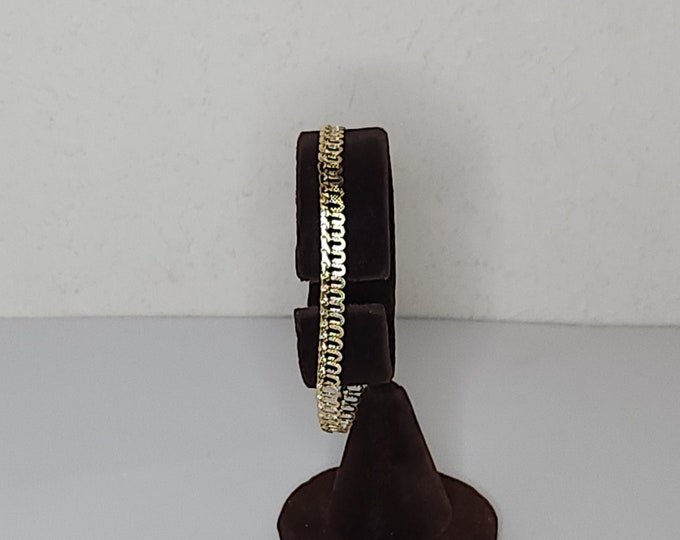 Vintage Gold Tone Wave Chain with Textured Ovals Bracelet D-2-99