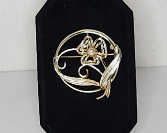 Vintage Sarah Coventry Signed Gold Tone Floral Ring Wreath Brooch Pin with Faux Pearl C-3-73