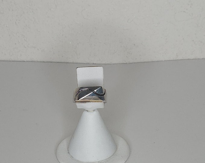 Vintage Sterling Silver Marked Artist Signed Geometric Ring with Carved Curved Line Size 7 D-3-33