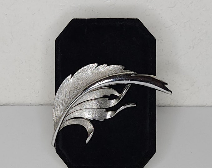 Vintage Silver Tone Feather Leaf with Brushed and Smooth Texture Brooch Pin C-1-48