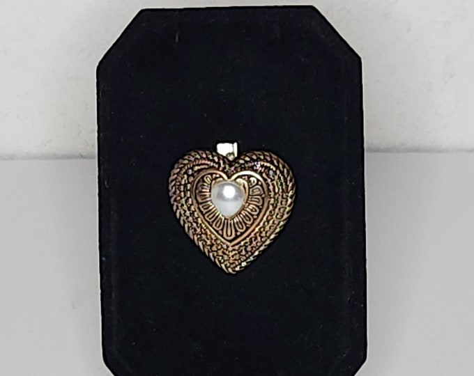 Vintage Taiwan Marked Gold Tone Heart Brooch Pin with Faux Pearl C-8-36