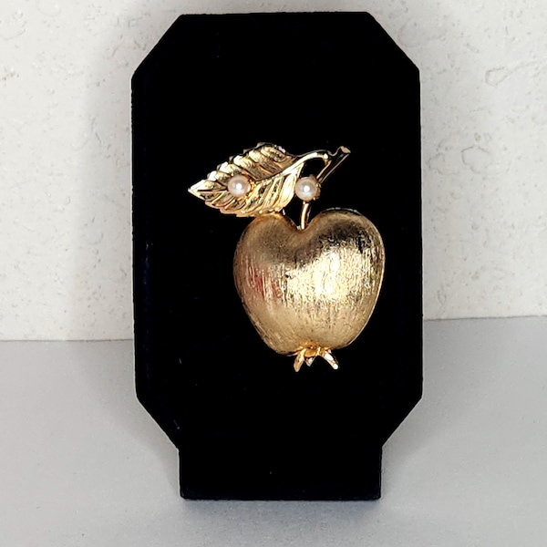 Vintage Brooks Signed Textured Gold Tone Apple Brooch Pin with Faux Pearls D-3-63