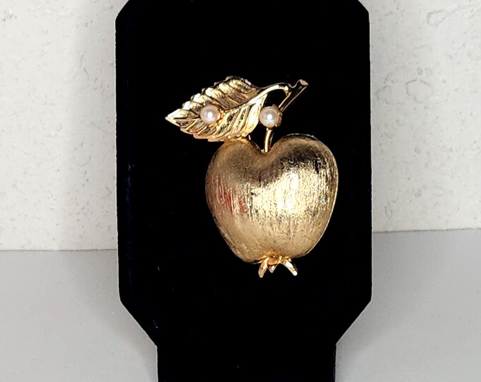 Vintage Brooks Signed Textured Gold Tone Apple Brooch Pin with Faux Pearls D-3-63