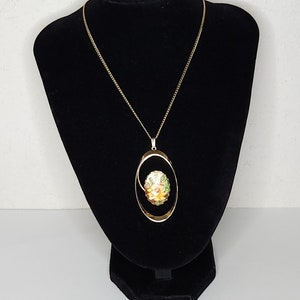 Vintage Gold Tone Oval and Floral Pendant Necklace C-3-72