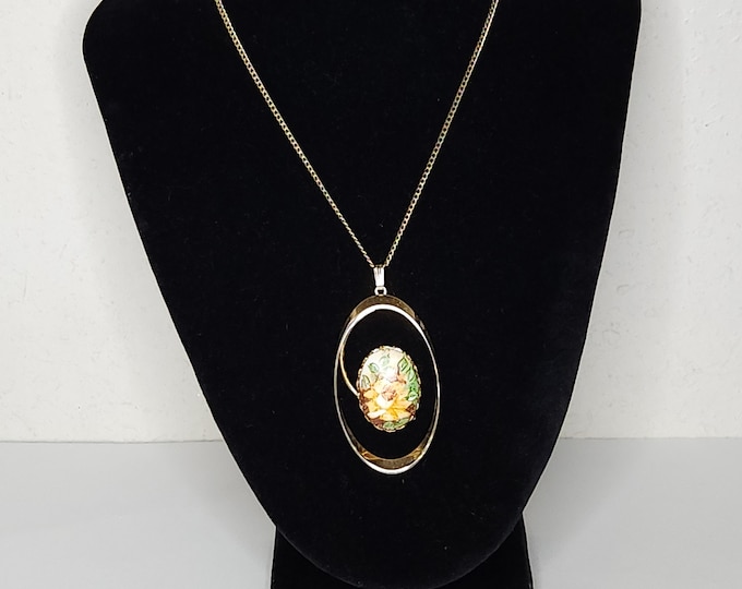 Vintage Gold Tone Oval and Floral Pendant Necklace C-3-72