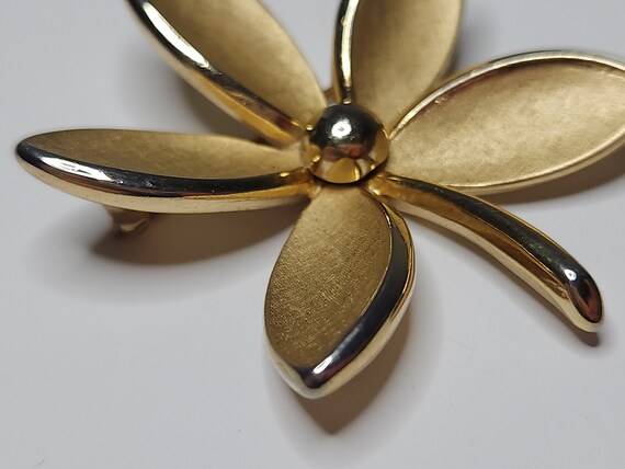 Vintage Crown Trifari Signed Gold Tone Flower Bro… - image 5