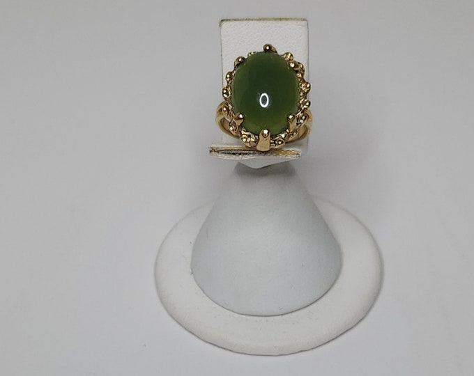 Vintage 18K Gold Plated V in Diamond Marked Green Glass Faux Jade Gold Tone Size 3.5 Ring C-9-32
