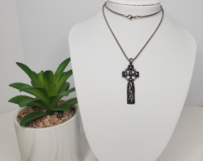 Vintage Celtic Cross Sliver-Tone/Pewter on 17" Sterling Chain D-6-29