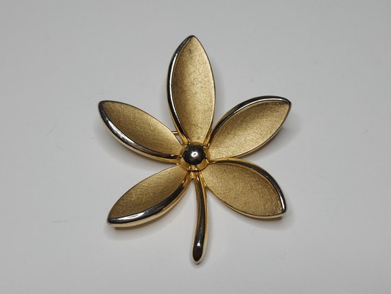 Vintage Crown Trifari Signed Gold Tone Flower Bro… - image 3