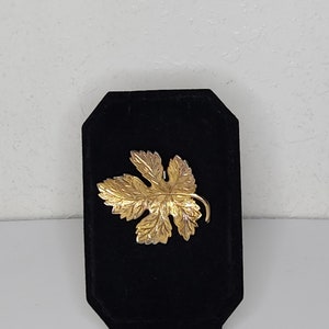 Vintage Gold Tone Textured Leaf Brooch Pin C-1-38