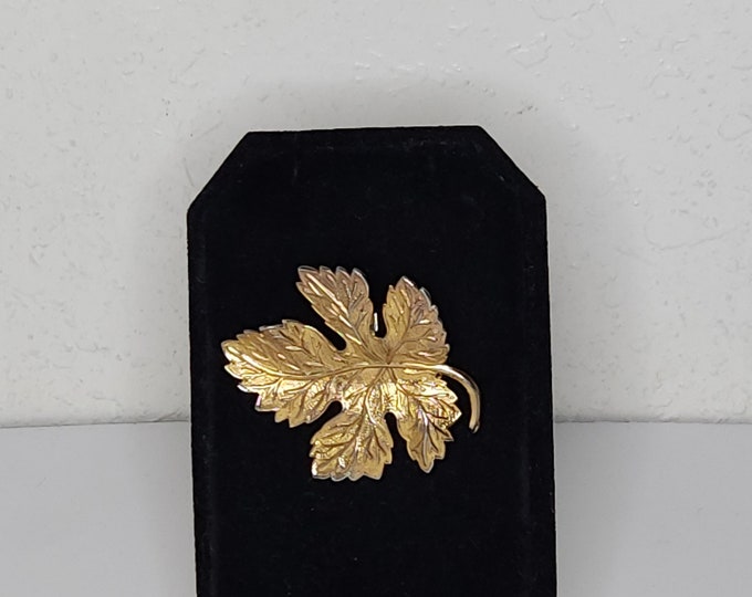Vintage Gold Tone Textured Leaf Brooch Pin C-1-38