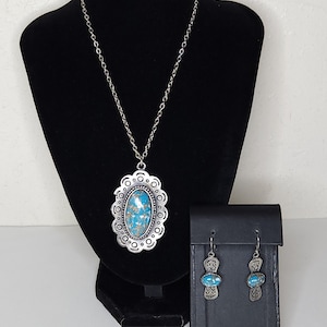 Vintage 1970&#39;s Silver Tone and Faux Turquoise Oval Pendant Necklace and Matching Earrings Set C-6-32