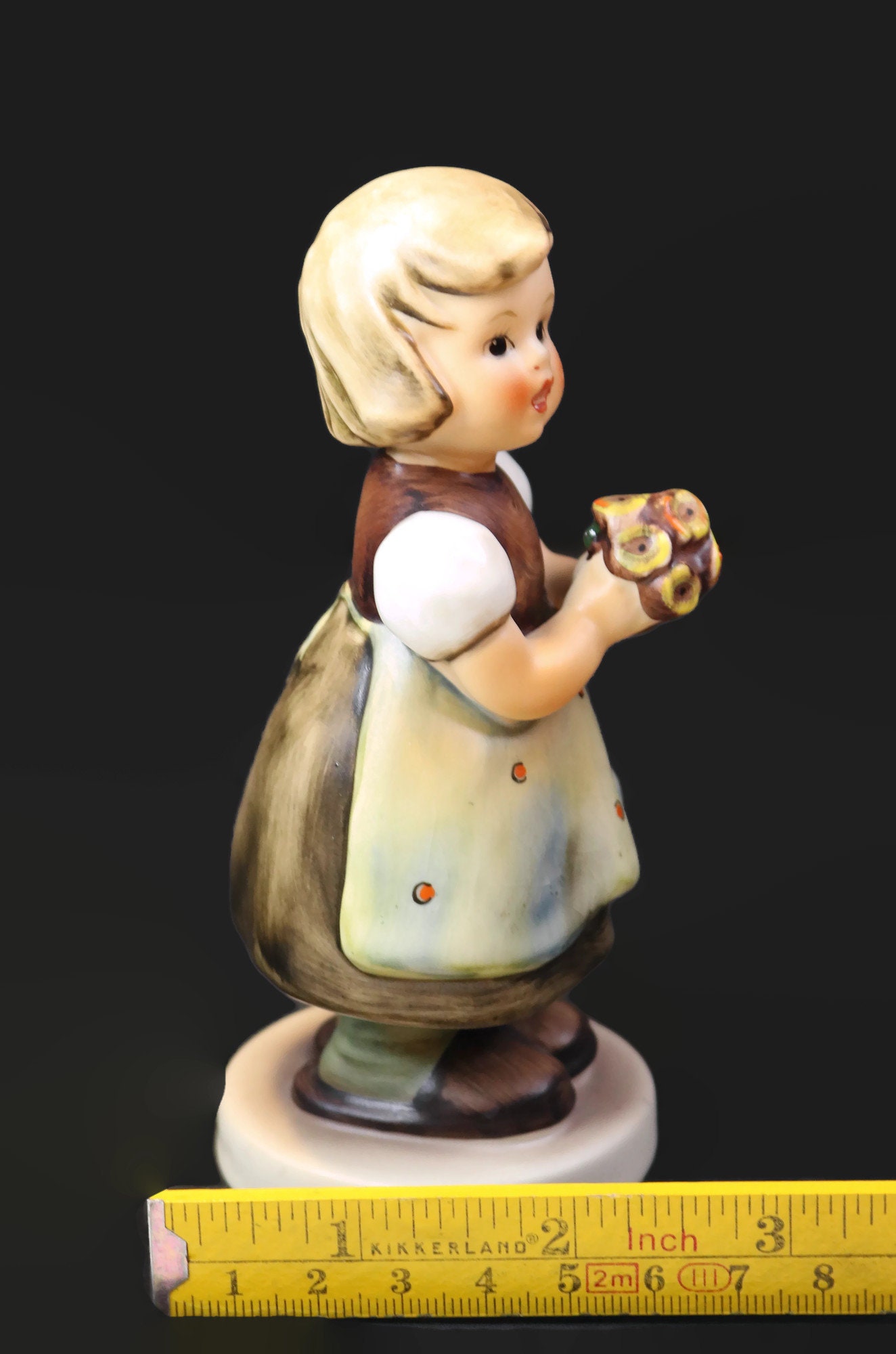 Goebel Hummel 257 FOR MOTHER Girl with Bouquet of Flowers TMK 5