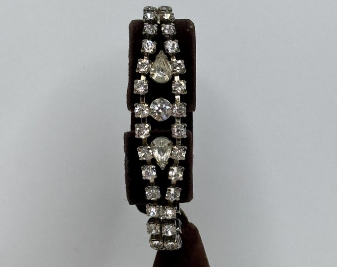 Vintage Silver Tone and Clear Rhinestone Double Strand Look with Tear Drop/Pearl Shaped Accent Stones Size 6 3/4 D-8-23