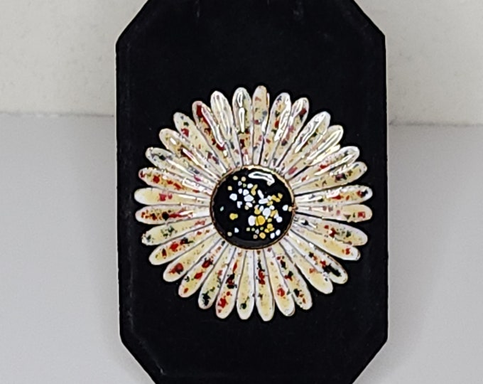 Vintage Gold Tone Enamel Speckled Daisy Flower Brooch Pin C-8-93