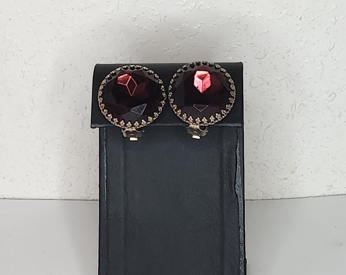 Vintage Amethyst Purple Faceted Glass Circles in Gold Tone Crown Setting Clip-On Earrings D-4-33