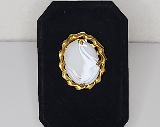 Very Vintage Agate Oval in Gold Tone Prong Setting Brooch Pin C-2-18