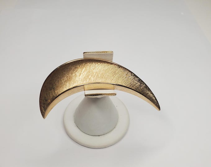 Vintage Crown Trifari Gold-Tone Textured Swoosh D-6-52