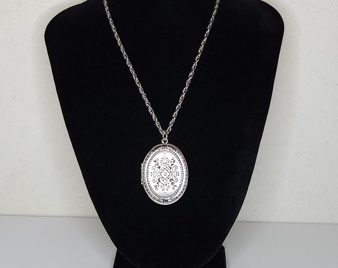 Vintage Silver Tone Oval Locket Pendant Necklace with Floral Engraving D-1-93