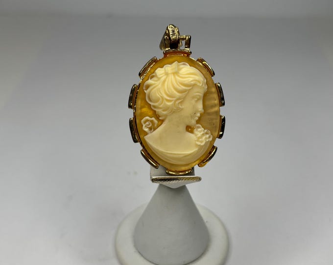 Vintage Plastic Cameo Gold-Tone Art Deco Style D-7-36