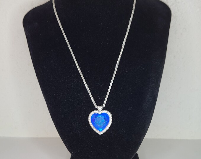 Vintage Silver Tone and Blue Faceted Plastic Heart Pendant Necklace D-4-56