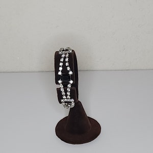 Vintage zilverkleurige en heldere strass bekerkettingarmband met grote zwarte rechthoekige strass B-9-4