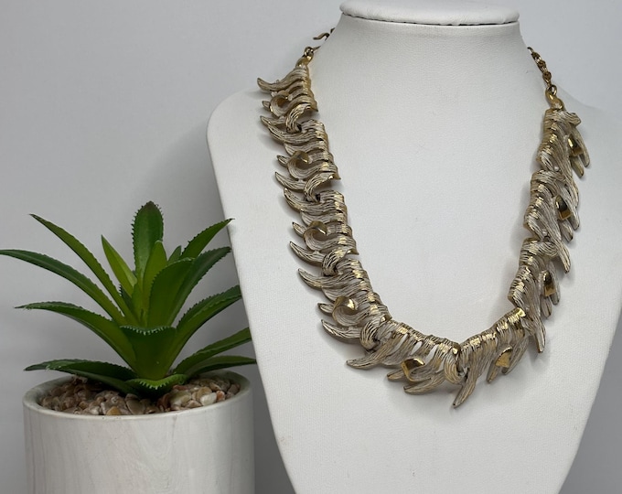 Vintage Gold Tone White Washed Curled Leaves/Grass Collar Mid Century 11” to 16” Necklace D-8-76