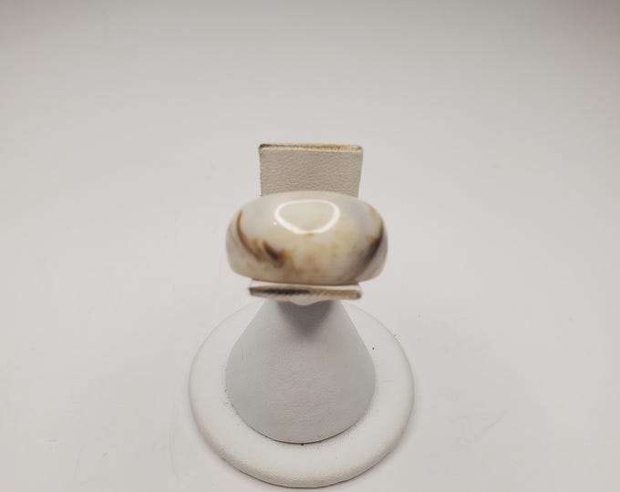 Vintage Swirled Plastic/Faux Shell Ring Size 7.5 D-6-38