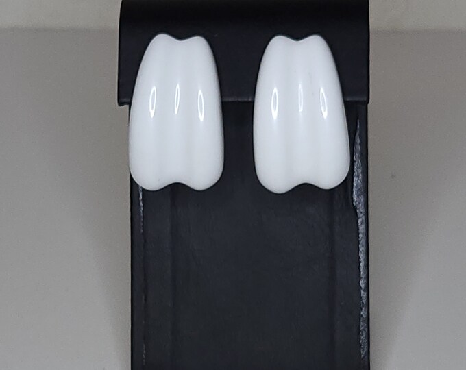 Vintage White Curved Earrings A-6-26