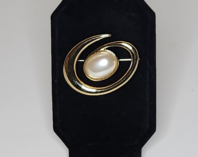 Vintage Monet Signed Oval Faux Pearl and Gold Tone Swirl Brooch Pin A-9-37