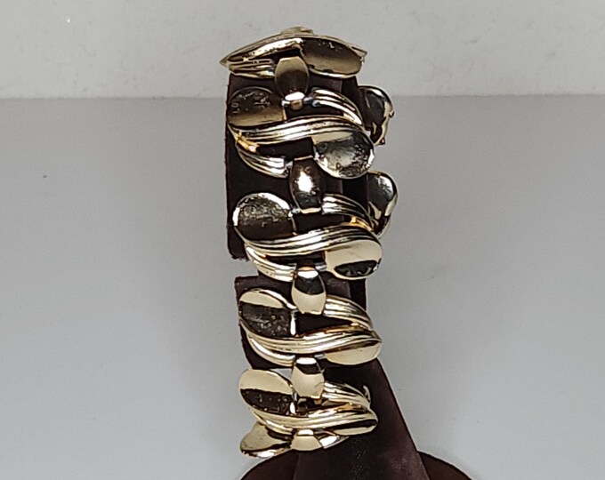 Vintage Gold Tone Swirl and Flattened Circle Link Bracelet A-9-4