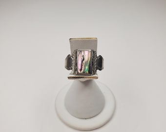 Vintage South-Western Style Sliver-Tone and Abalone Shell Ring Size 10 D-6-35